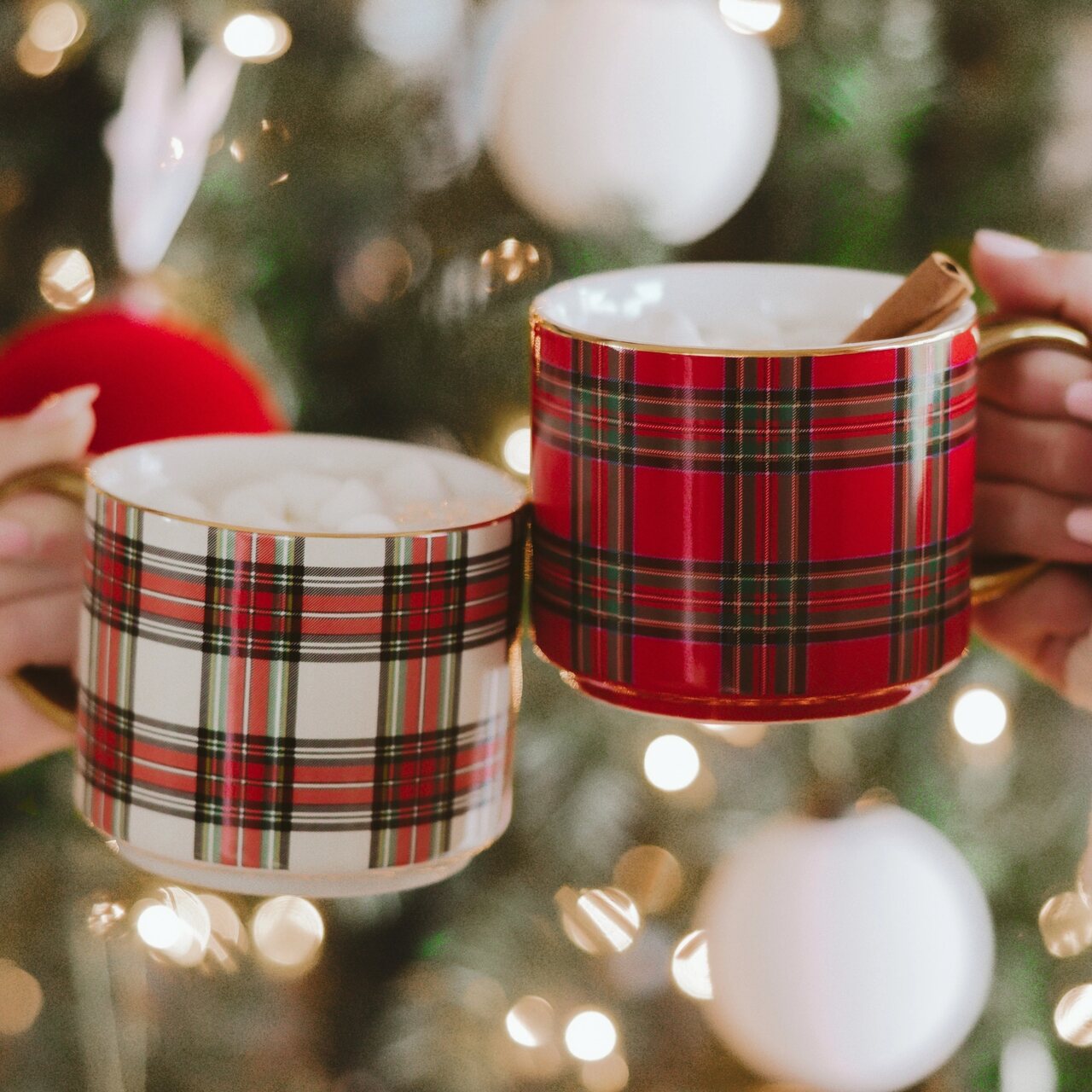 Die heimlichen Stars der amerikanische Weihnachtsfeste: Karierte Weihnachtstassen - hier weiß und rote kariert mit goldfarbenen Henkeln | von Sweet Water Decor, aus den USA.