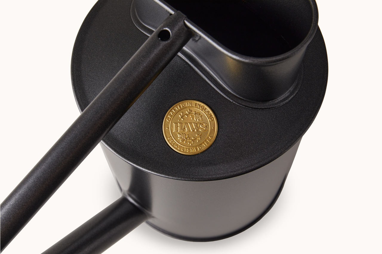 Haws Long Reach Can 1 Gallon | Graphit | von oben - das Haws-Medaillon