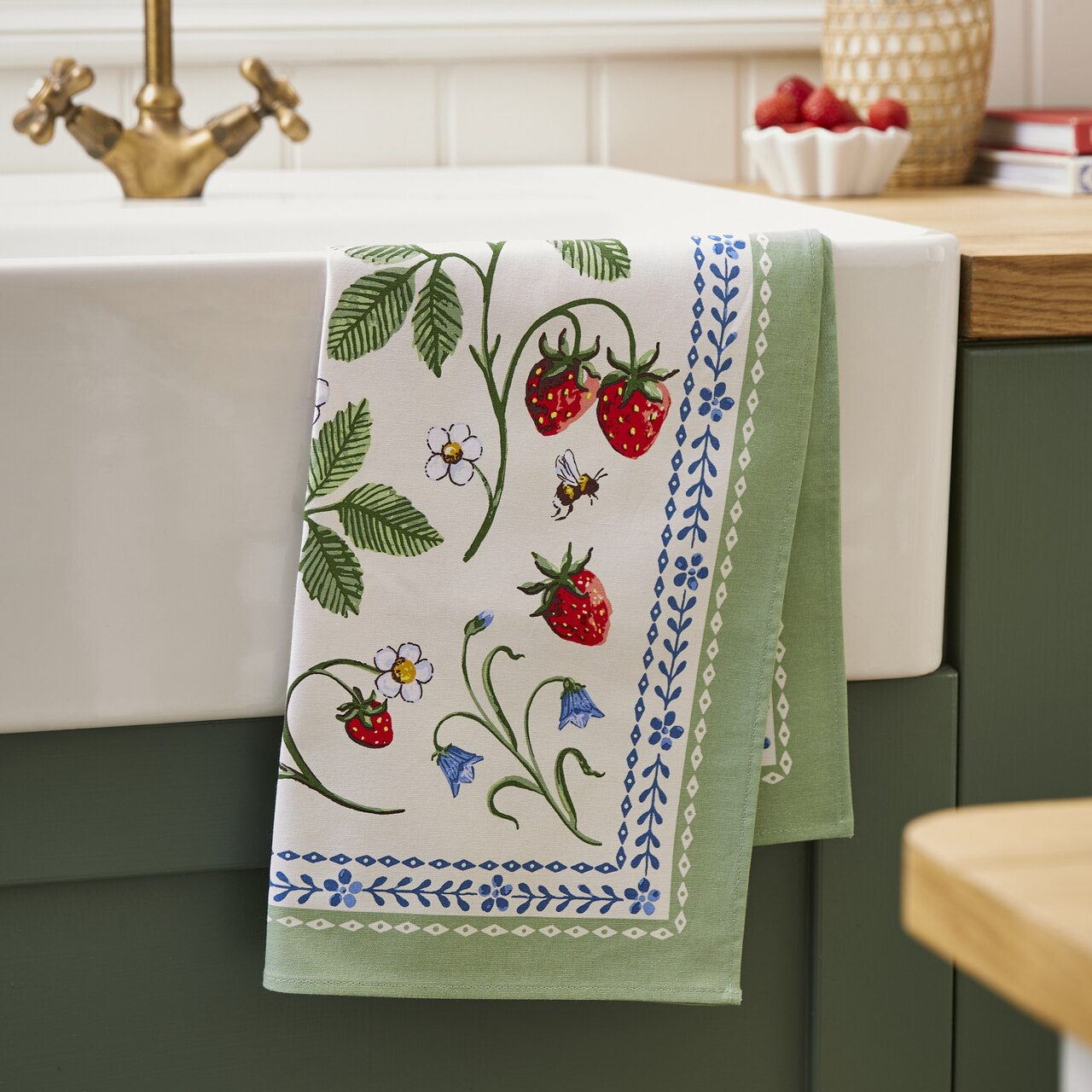 Landhaus-Stil | Hochwertiges Baumwoll-Geschirrtuch von Ulster Weavers mit sommerlichem Erdbeerdesign