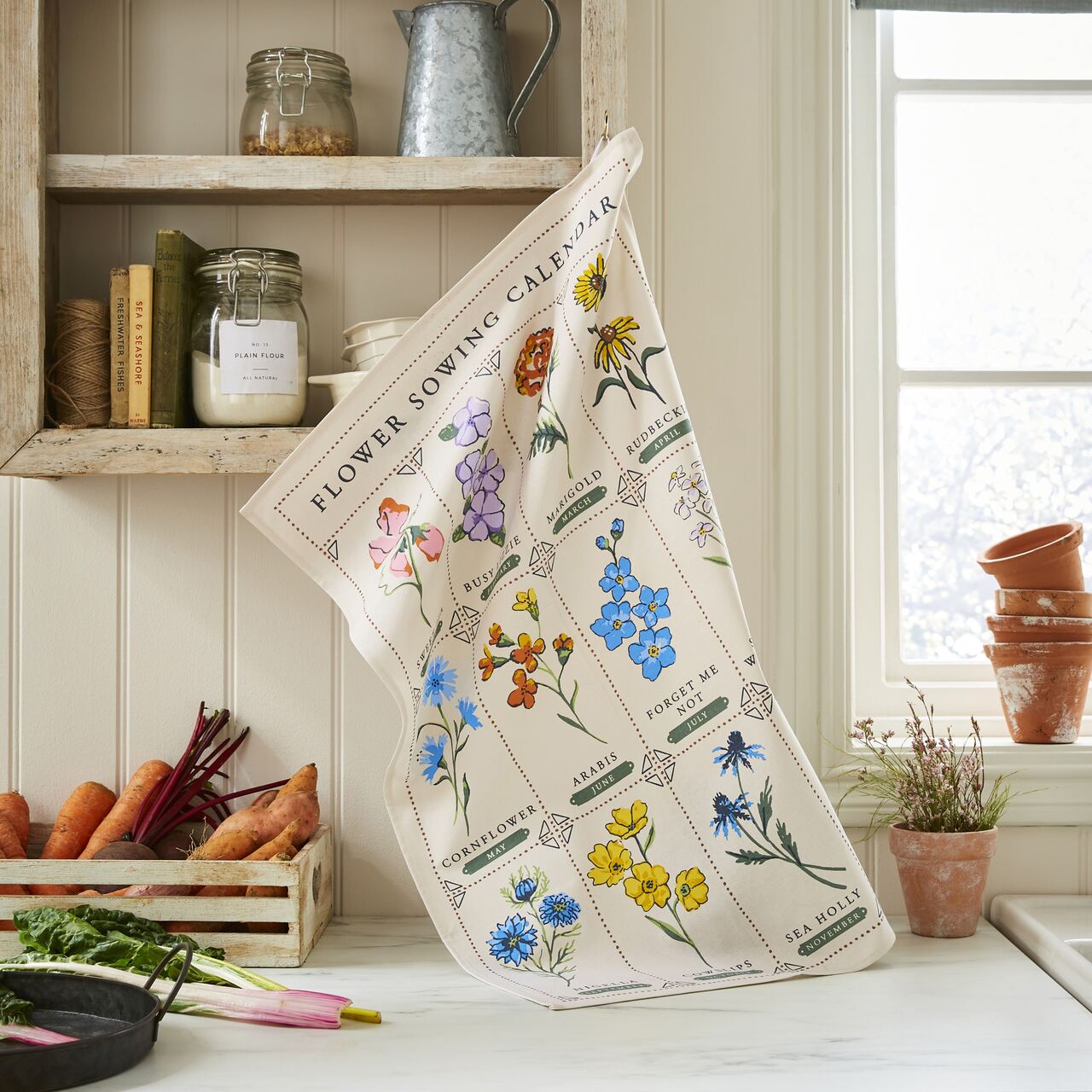 Geschirrtuch mit Blumen für den Bauerngarten - Aussaatzeit für zwölf Monate - für jeden Monat die passende Blumen zur Aussaat - leuchtende  Farben auf zart-cremefarbenem Hintergrund