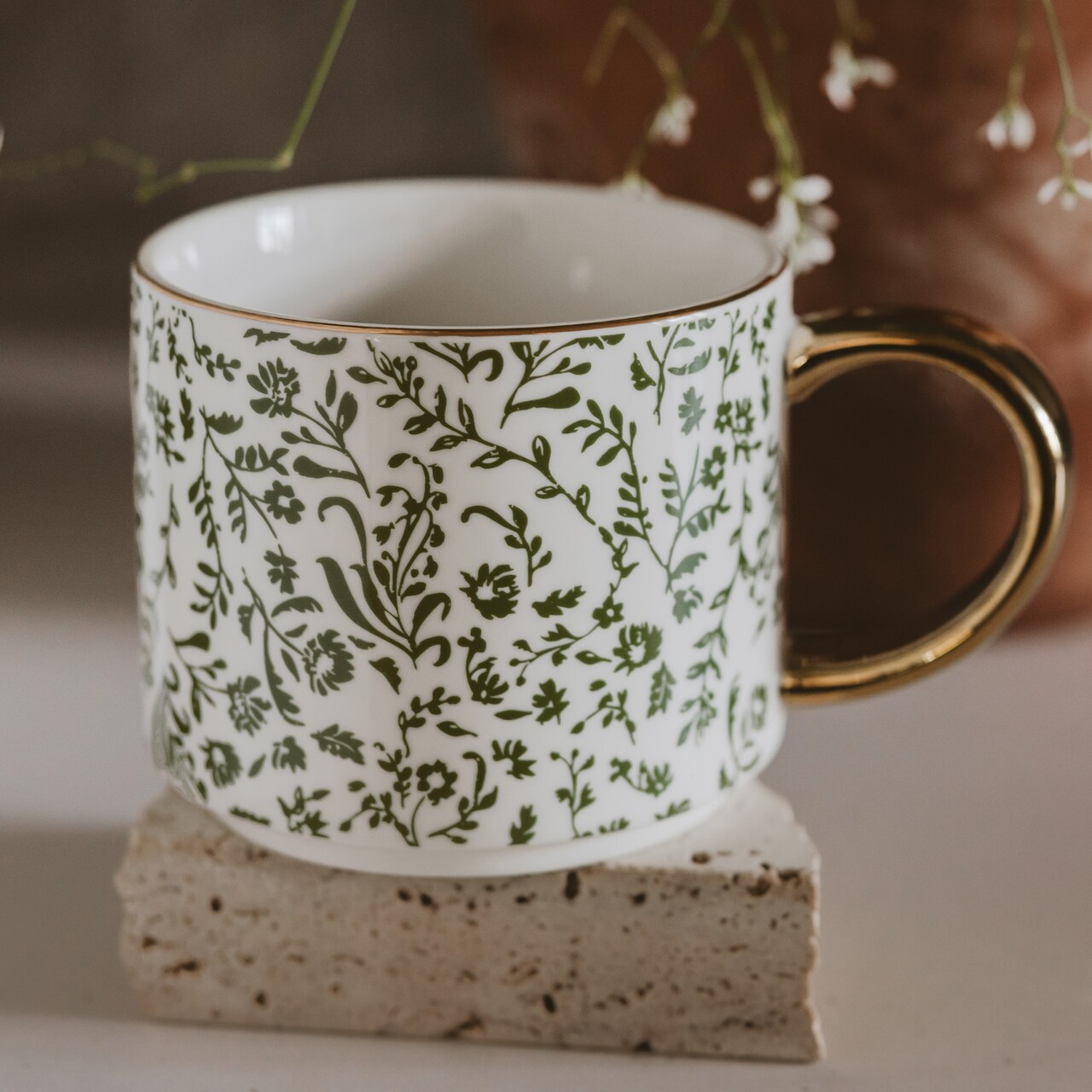 Florale Tasse aus Fine Bone China Porzellan | mit glänzendem Goldhenkel | mit rundumlaufenden grünen Ranken und vergoldetem Rand