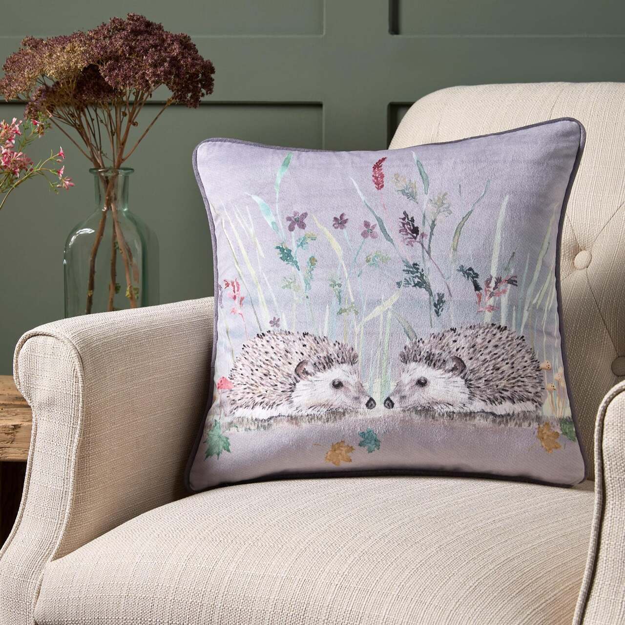 Sofakissenhülle von Ulster Weavers | | Motiv Igel auf der Blumenwiese