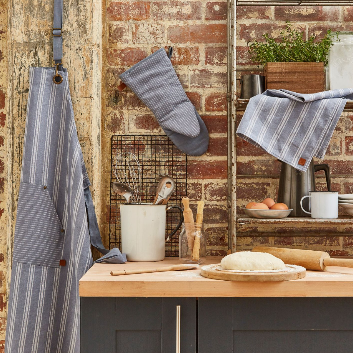 Die 1880 Linen Range-Kollektion in Grau, von Ulster Wavers