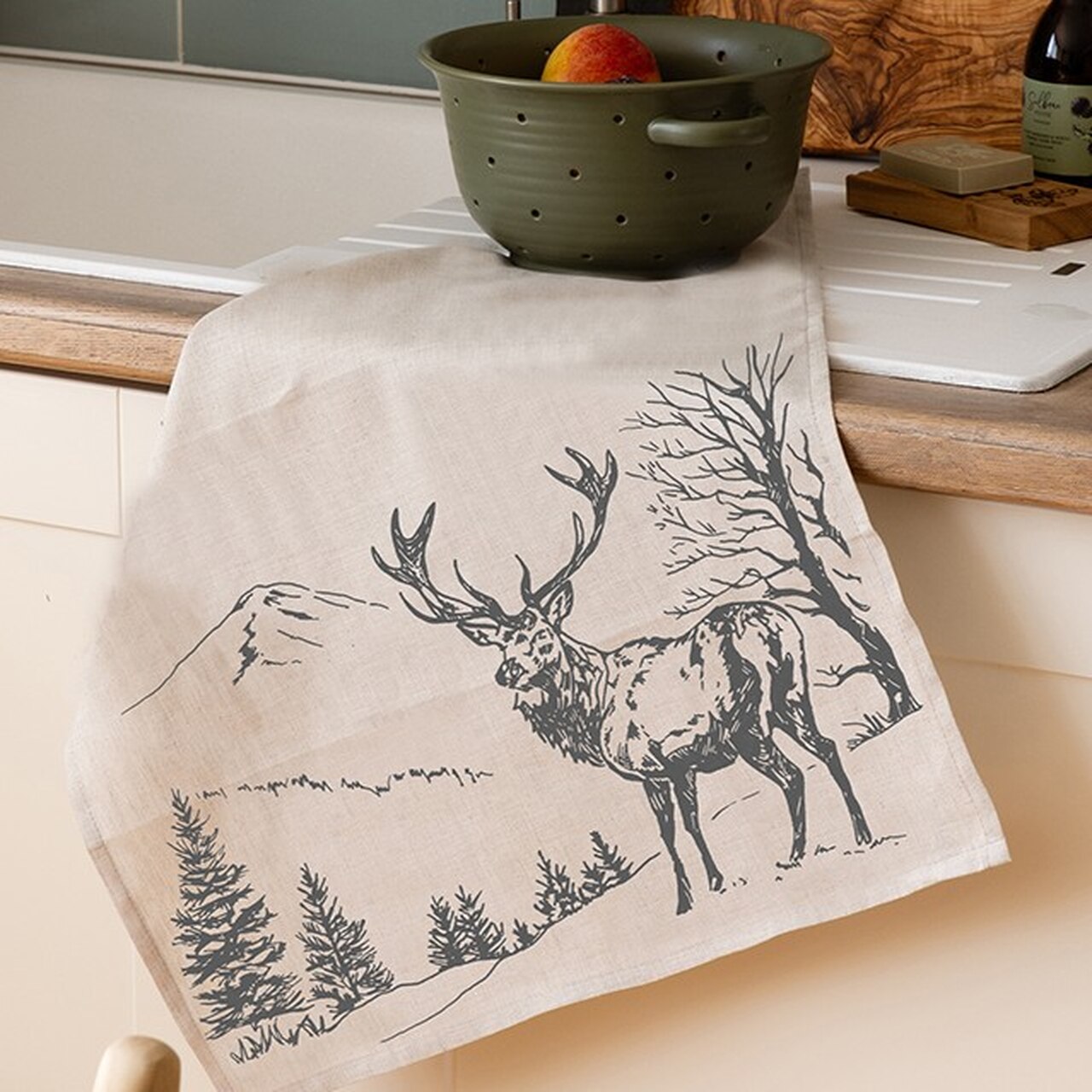 Leinen-Geschirrtuch von Selbrae House, Schottland | Motiv Hirsch - in Schottland der majestätische "König der Highlands" (Monarch of the Glen) | auf ungebleichter Leinen-Baumwollmischung | szenisch dargestellt, mit Schottlands Bergen und Tälern als Hinter