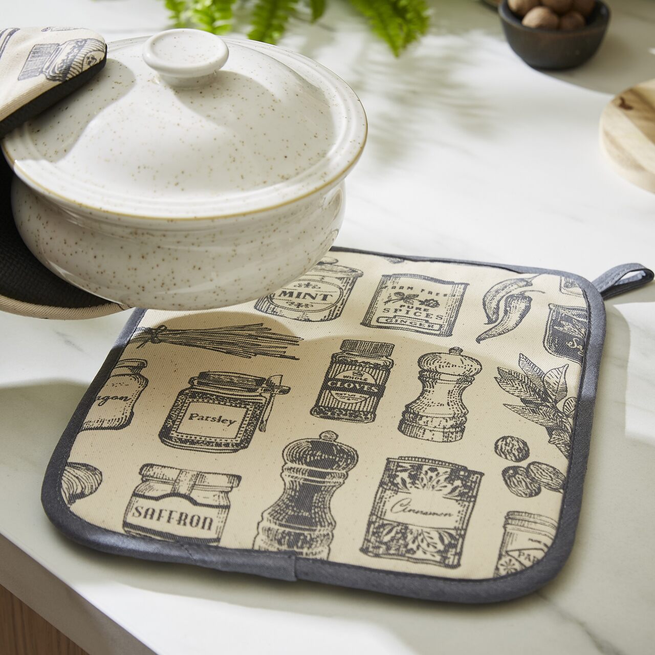 Ulster Weavers Topflappen aus ungebleichter Baumwolle mit nostalgischen Gewürz-Illustrationen, dunkelgrauer Paspelierung | als praktischer Untersetzer für heiße Teller oder Schüsseln