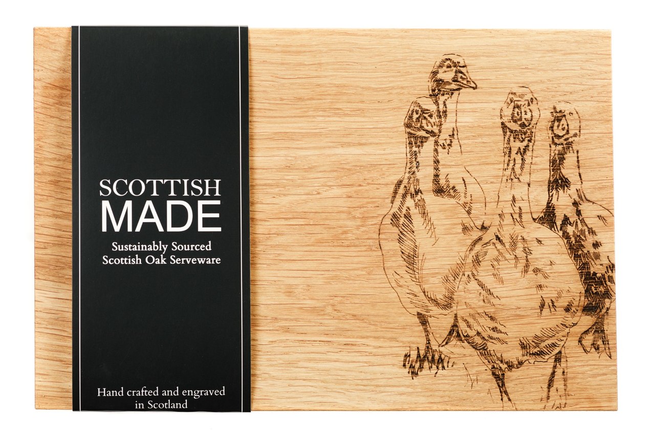 Schneide- & Servierbrett aus Eiche | Motiv Gänse | Scottish Made für Selbrae House