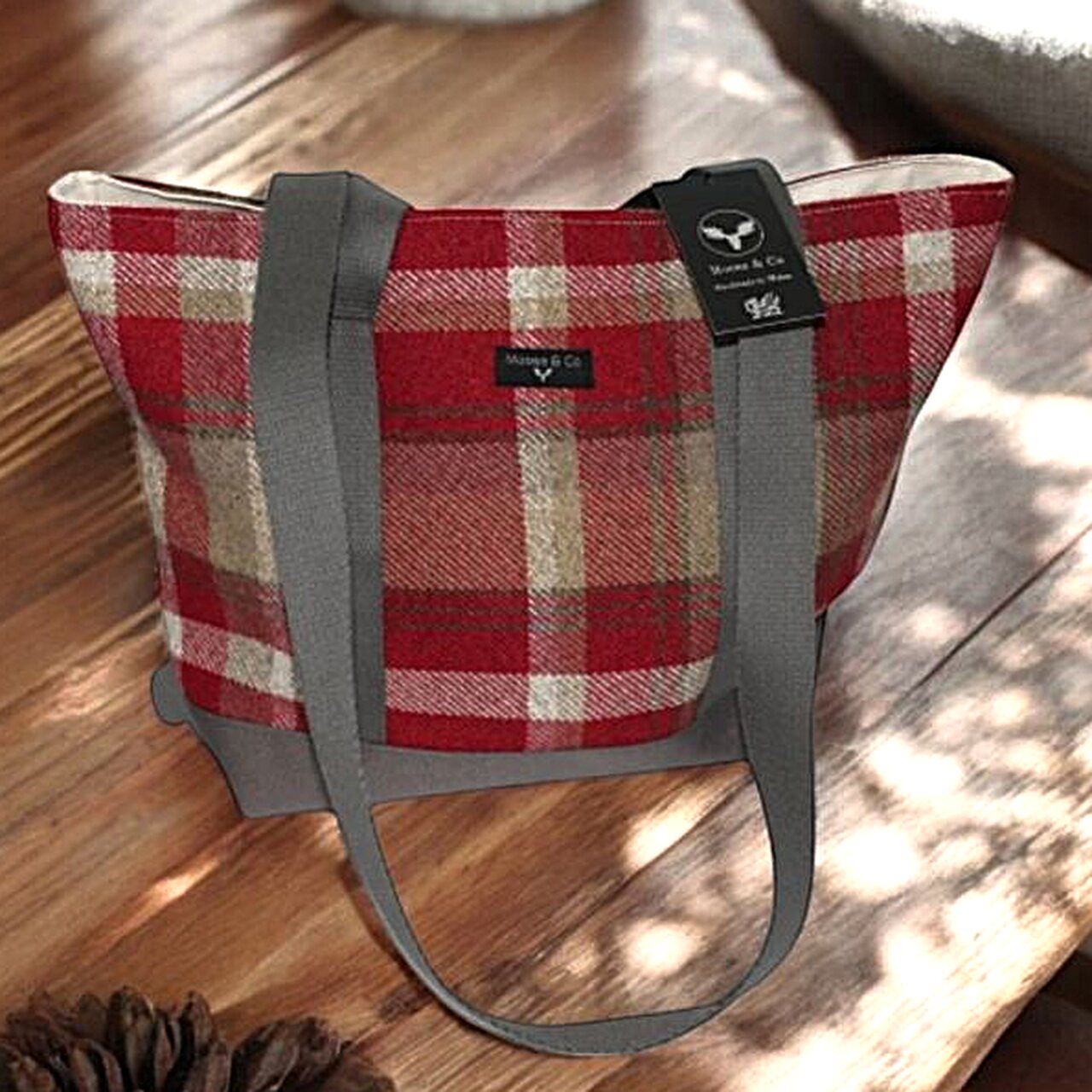 Schultertasche in Wolloptik | Balmoral-Karos Rot | von Moose & Co. | Handgefertigt in Wales