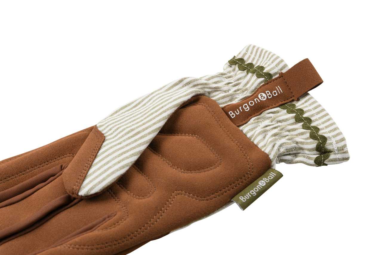 Die Handfläche der olivgrün gestreiften Gartenhandschuhe