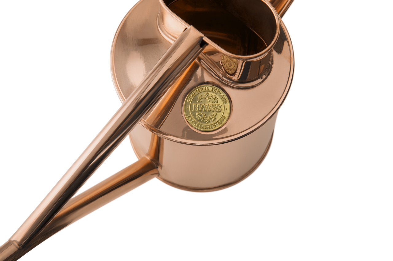 Haws Kupfer-Zimmergießkanne Pot Waterer 2 Pint | von oben mit Haws-Medaillon