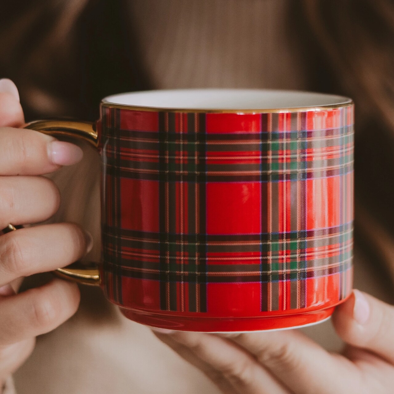 Dekorative Tartan-Weihnachtstasse aus feinstem Bone China Porzellan | in großzügiger, amerikanischer Größe | mit goldfarbenem Henkel und festlichen roten Karos.
